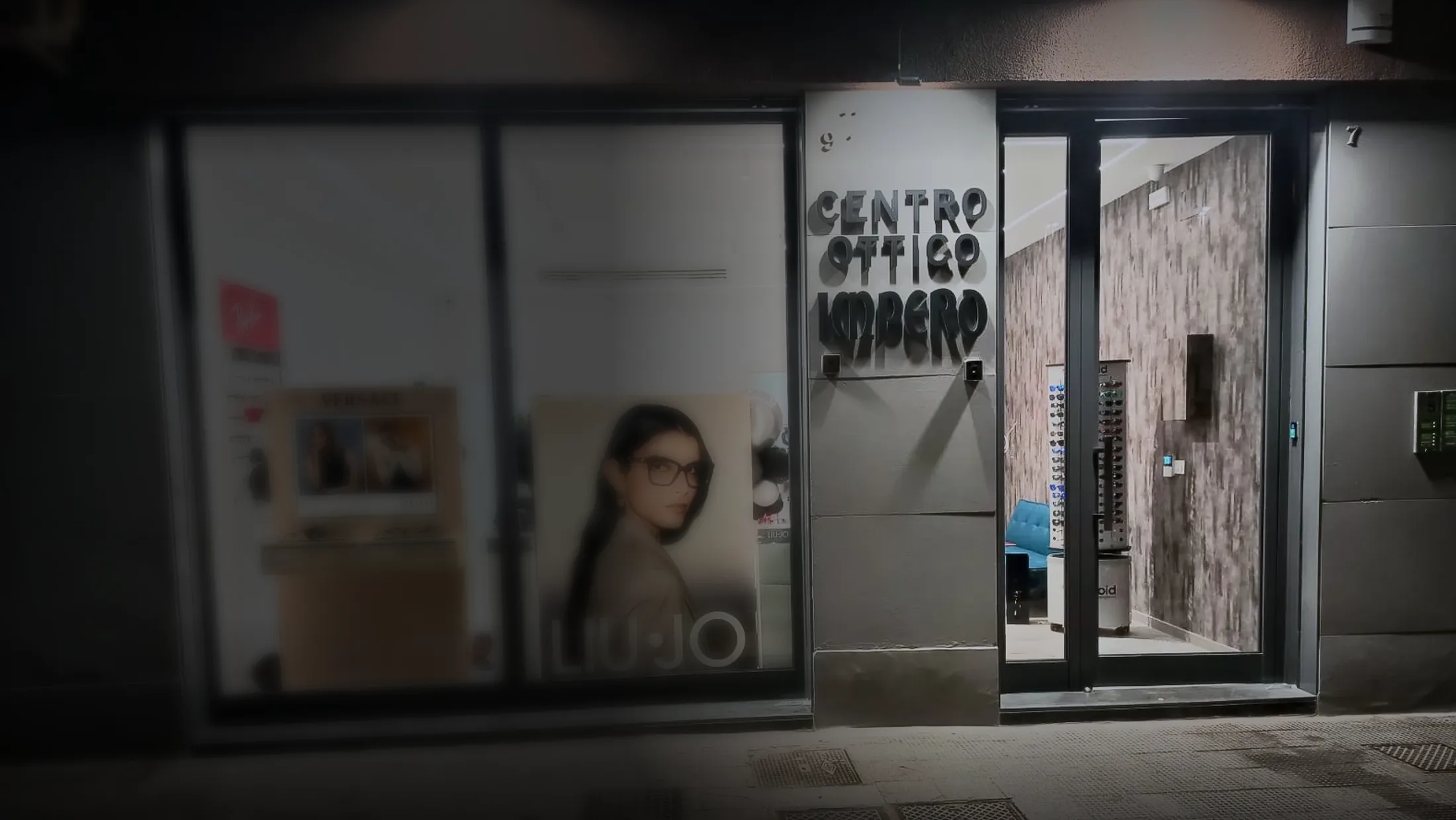 La vetrina del Centro Ottico Impero in Via Liguria 7/9 a Modugno, di sera