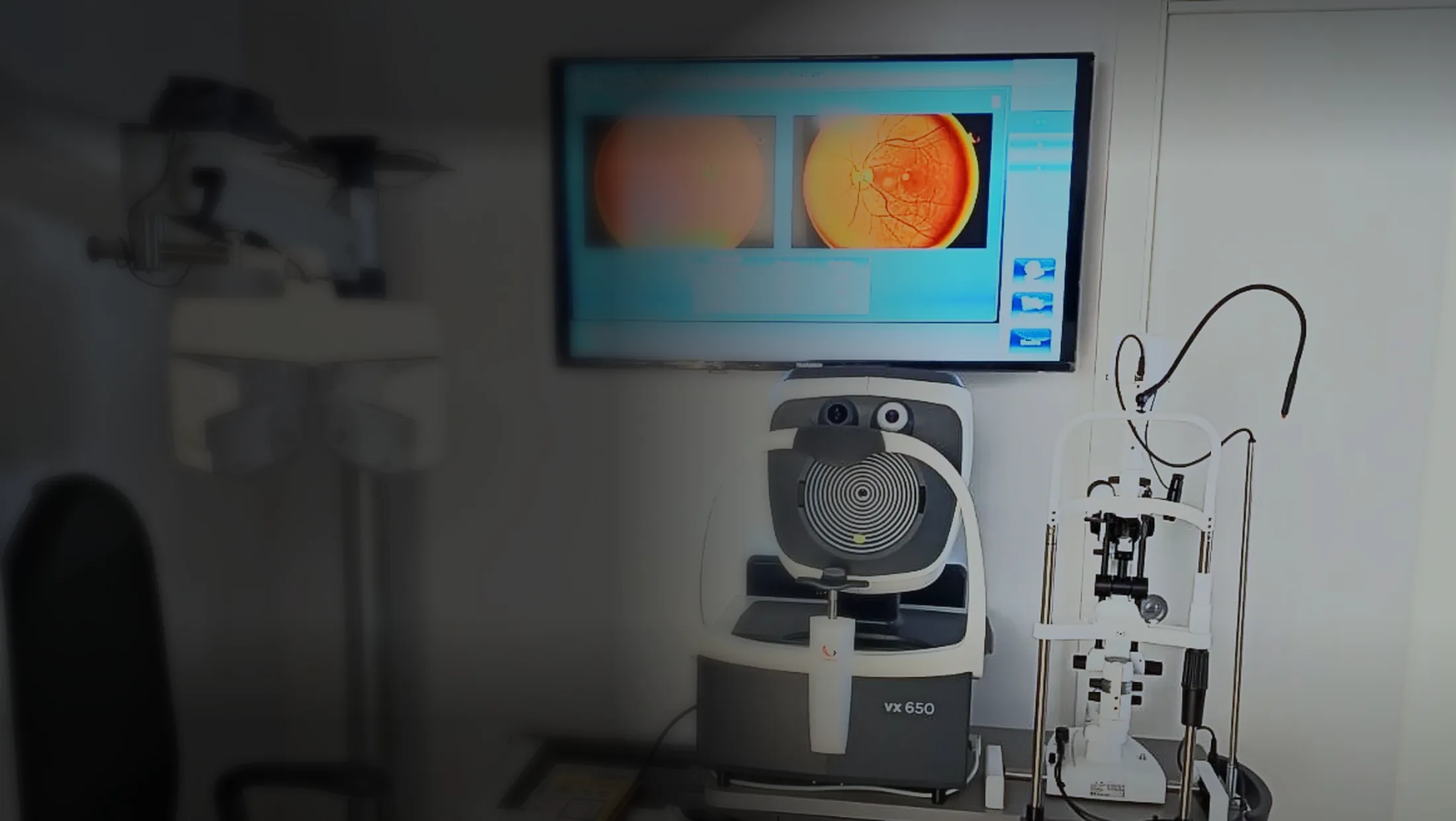 La sala per il controllo della vista con strumentazione Visionix
